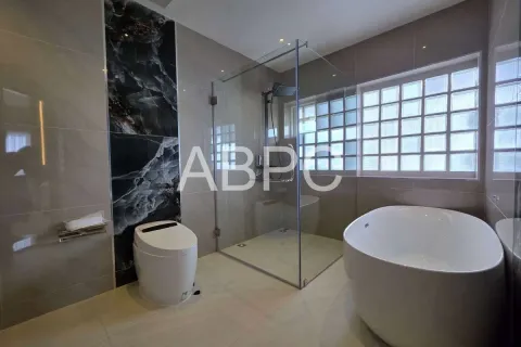 Casa de 5 dormitorios en Pattaya, Tailandia № 210938 - foto 11