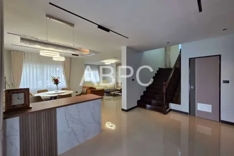 Casa de 5 dormitorios en Pattaya, Tailandia № 210938 - foto 15