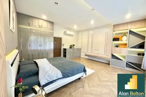 Casa de 6 dormitorios en Pattaya, Tailandia № 210940 - foto 15
