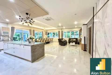Casa de 6 dormitorios en Pattaya, Tailandia № 210939 - foto 12