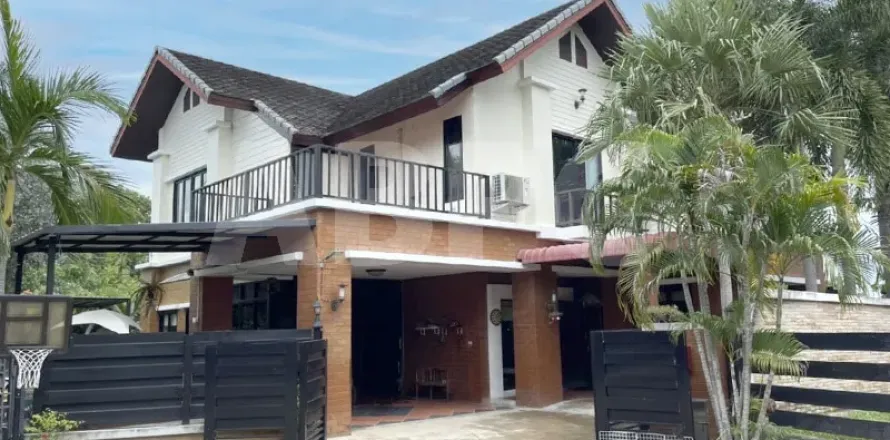 Casa de 4 dormitorios en Pattaya, Tailandia № 211770