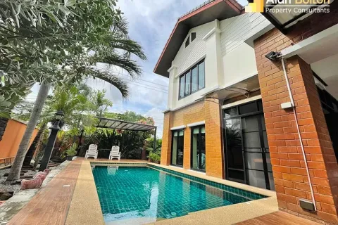 Casa de 4 dormitorios en Pattaya, Tailandia № 211770 - foto 2