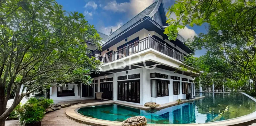 Casa de 4 dormitorios en Pattaya, Tailandia № 211764