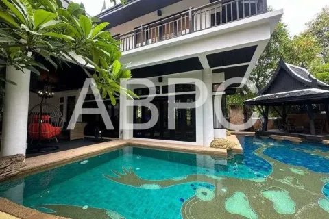 Casa de 4 dormitorios en Pattaya, Tailandia № 211764 - foto 2