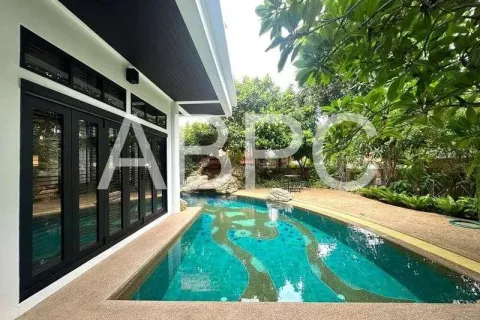 Casa de 4 dormitorios en Pattaya, Tailandia № 211764 - foto 4
