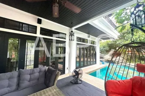 Casa de 4 dormitorios en Pattaya, Tailandia № 211764 - foto 3