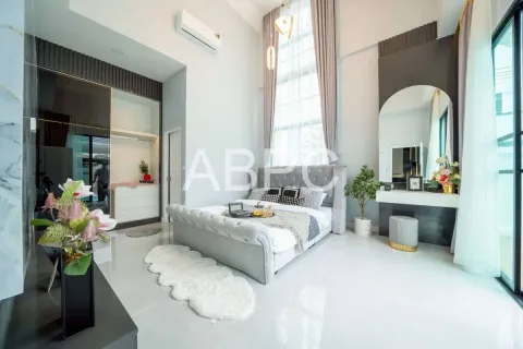 Casa de 4 dormitorios en Pattaya, Tailandia № 211766 - foto 5