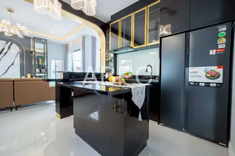 Casa de 4 dormitorios en Pattaya, Tailandia № 211766 - foto 10