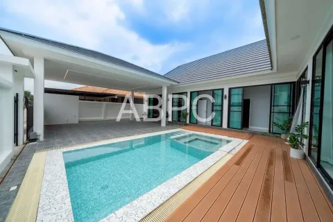 House in Pattaya, Thailand 4 bedrooms № 211766