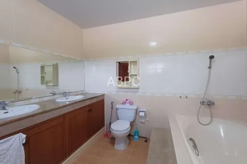 Casa de 5 dormitorios en Pattaya, Tailandia № 211623 - foto 9