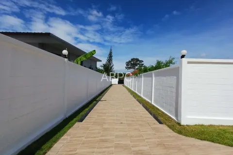Casa de 5 dormitorios en Pattaya, Tailandia № 211623 - foto 18