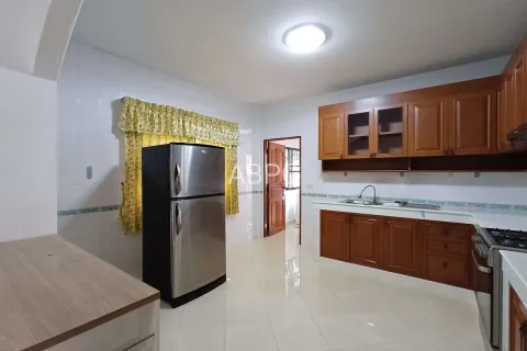 Casa de 5 dormitorios en Pattaya, Tailandia № 211623 - foto 4