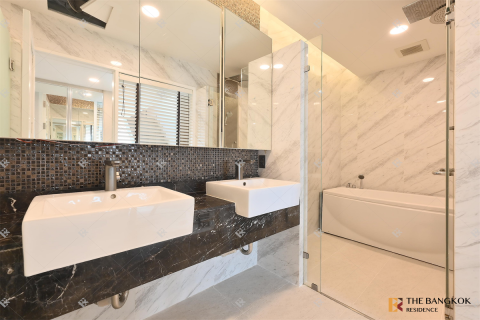 Condo in Bangkok, Thailand, 4 bedrooms № 185288 - photo 3