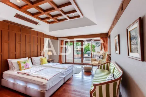 Casa de 4 dormitorios en Pattaya, Tailandia № 210560 - foto 3