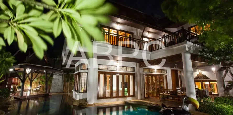 Casa de 4 dormitorios en Pattaya, Tailandia № 210560