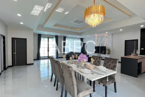 Casa de 4 dormitorios en Pattaya, Tailandia № 211073 - foto 4