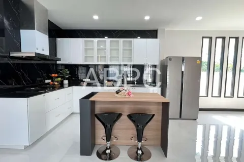 Casa de 4 dormitorios en Pattaya, Tailandia № 211073 - foto 3