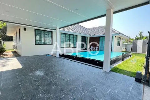 Casa de 4 dormitorios en Pattaya, Tailandia № 211073 - foto 2