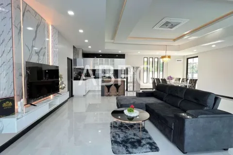Casa de 4 dormitorios en Pattaya, Tailandia № 211073 - foto 5