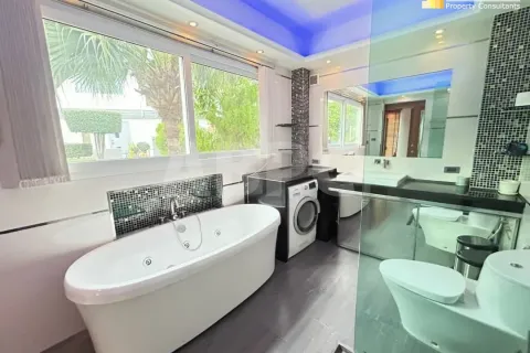 Casa de 4 dormitorios en Pattaya, Tailandia № 211076 - foto 8