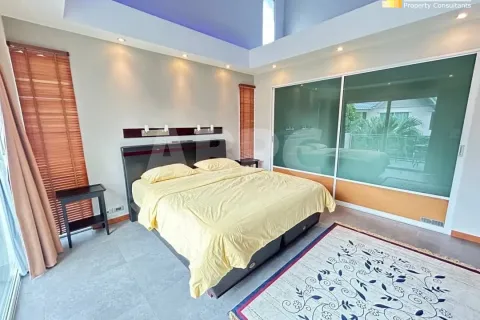 Casa de 4 dormitorios en Pattaya, Tailandia № 211076 - foto 9