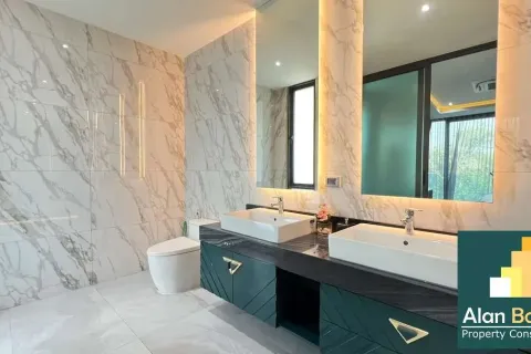 Casa de 5 dormitorios en Pattaya, Tailandia № 211075 - foto 4