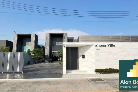 Casa de 5 dormitorios en Pattaya, Tailandia № 211075 - foto 3