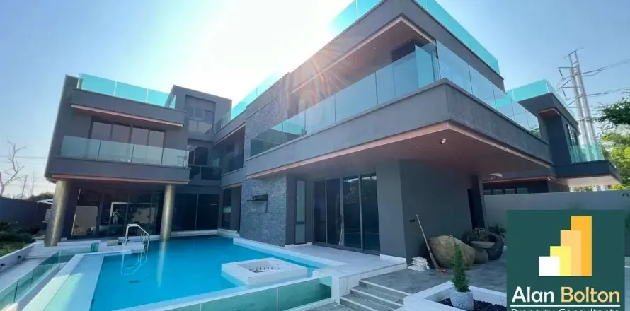 Casa de 5 dormitorios en Pattaya, Tailandia № 211075