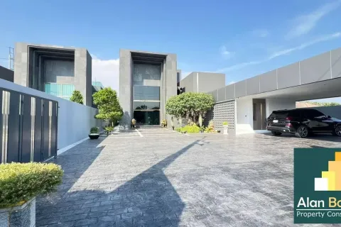 Casa de 5 dormitorios en Pattaya, Tailandia № 211075 - foto 10