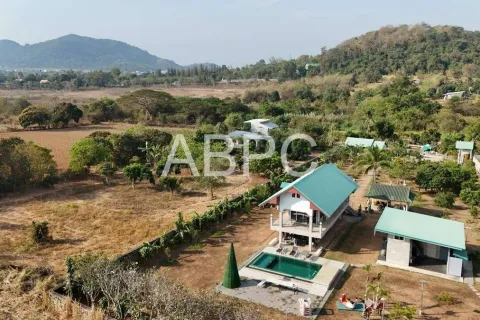 Casa de 8 dormitorios en Pattaya, Tailandia № 211824 - foto 13