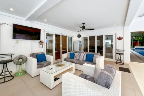 Villa in Hua Hin, Thailand 4 bedrooms № 135300 - photo 9