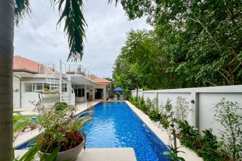 Villa in Hua Hin, Thailand 4 bedrooms № 135300 - photo 2
