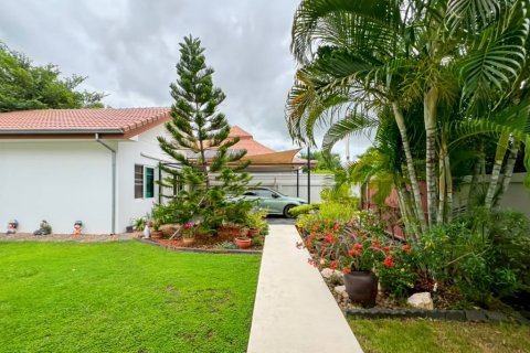 Villa in Hua Hin, Thailand 4 bedrooms № 135300 - photo 8