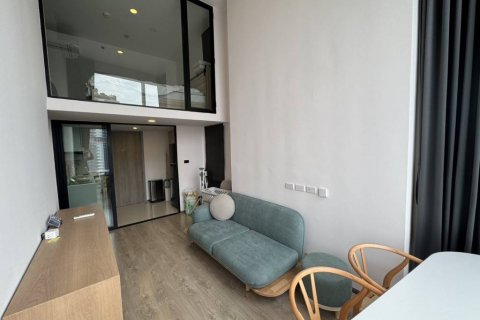 Condo in Huai Khwang, Bangkok, Thailand, 2 bedrooms  № 135299 - photo 1