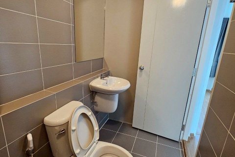 Townhouse in Samut Prakan, Thailand 3 bedrooms № 154345 - photo 18
