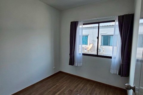 Townhouse in Samut Prakan, Thailand 3 bedrooms № 154345 - photo 8