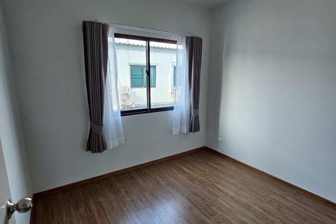 Townhouse in Samut Prakan, Thailand 3 bedrooms № 154345 - photo 16