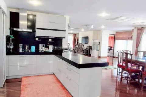 Casa de 6 dormitorios en Pattaya, Tailandia № 213071 - foto 11