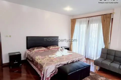 Casa de 6 dormitorios en Pattaya, Tailandia № 213071 - foto 4