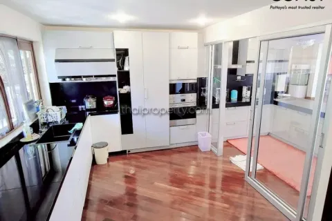 Casa de 6 dormitorios en Pattaya, Tailandia № 213071 - foto 10