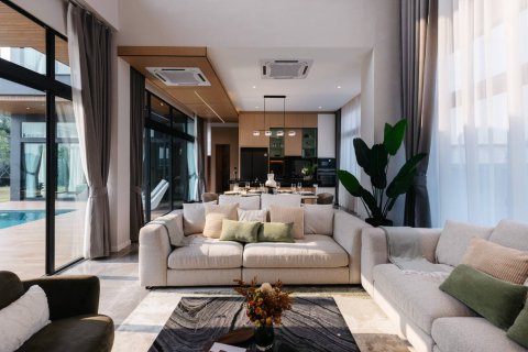 House in Pattaya, Thailand 6 bedrooms № 180569 - photo 6