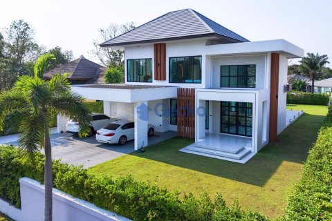 House in Pattaya, Thailand 4 bedrooms № 196357