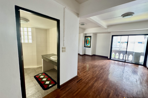 Townhouse in Bangkok, Thailand 8 bedrooms № 190467 - photo 4