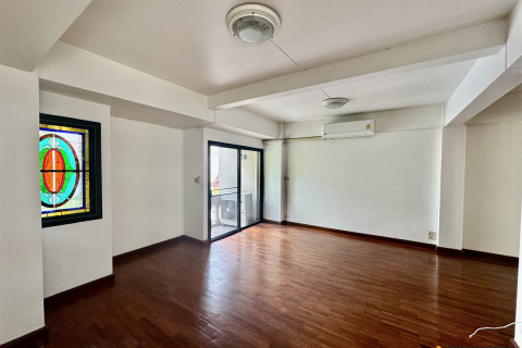 Townhouse in Bangkok, Thailand 8 bedrooms № 190467 - photo 2