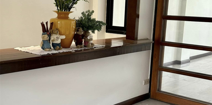 Townhouse in Bangkok, Thailand 8 bedrooms № 190467