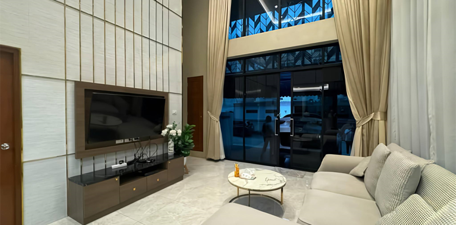 Townhouse in Bangkok, Thailand 4 bedrooms № 190469