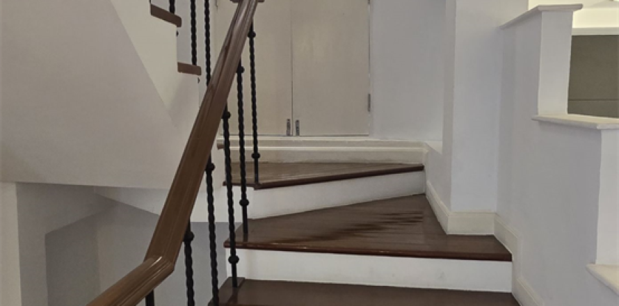 Townhouse in Bangkok, Thailand 4 bedrooms № 190466