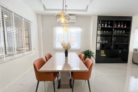 House in Pattaya, Thailand 3 bedrooms № 159957 - photo 9