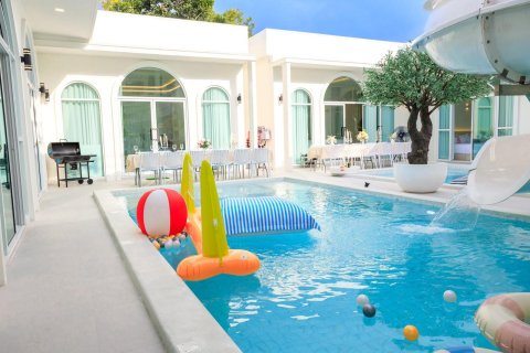 Villa in Pattaya, Thailand 9 bedrooms № 159899 - photo 2