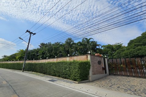 House in Pattaya, Thailand 8 bedrooms № 145718 - photo 9